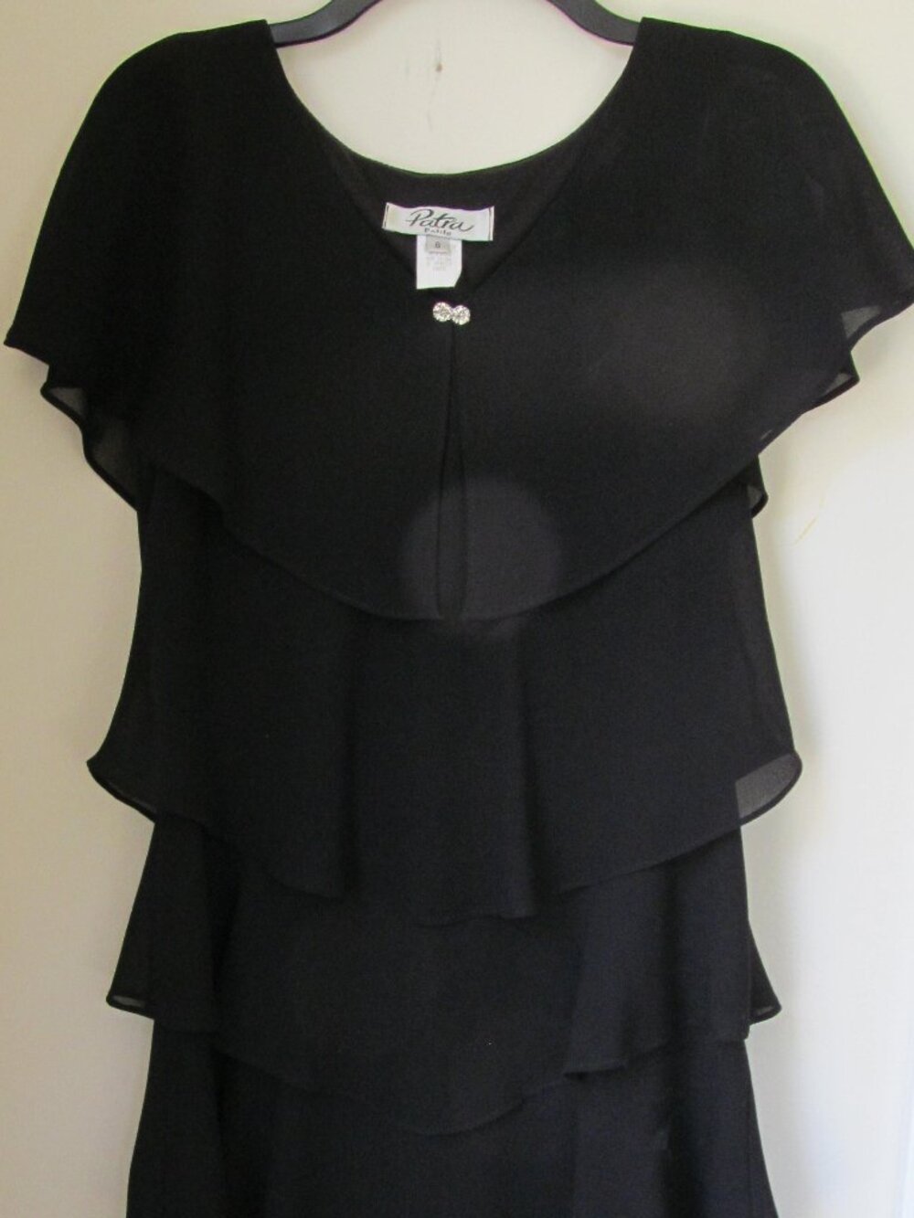 WOMEN'S PETRA BLACK TIERED CHIFFON DRESS RHINESTONE BROOCH SIZE 8P